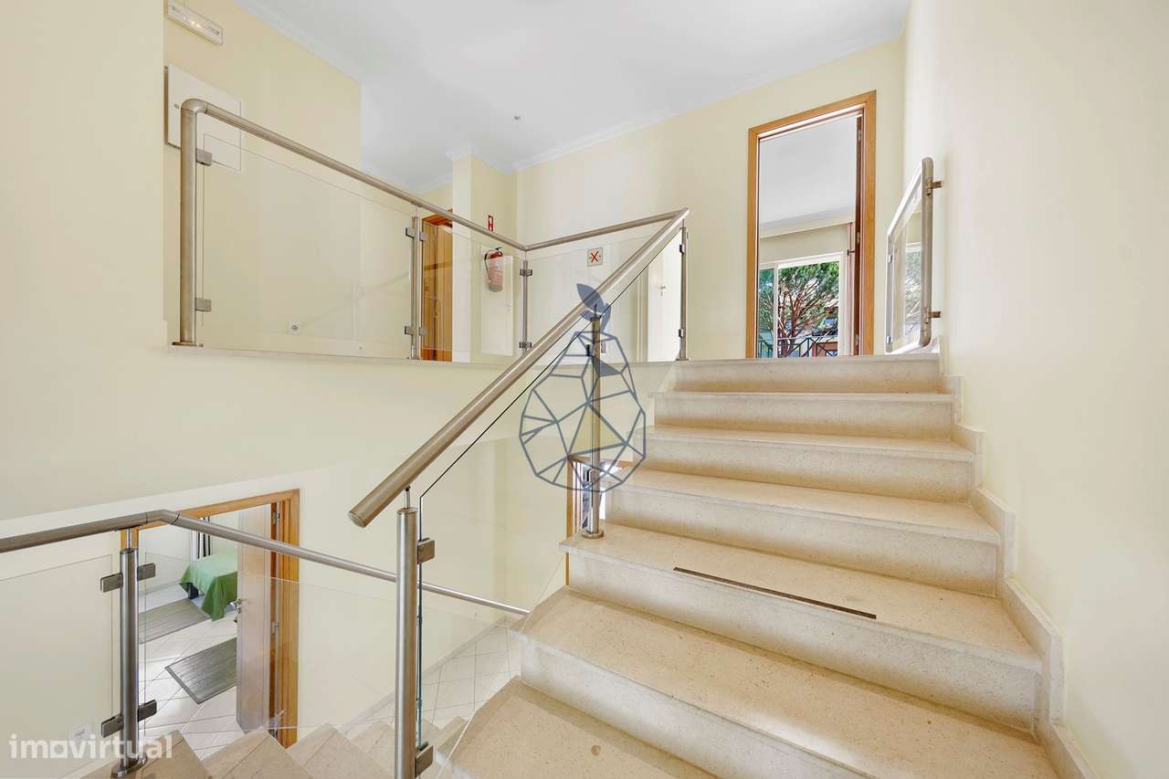 Moradia T5 com Piscina Privada, Jardim e 5 Suites em Montechoro, Albuf-23