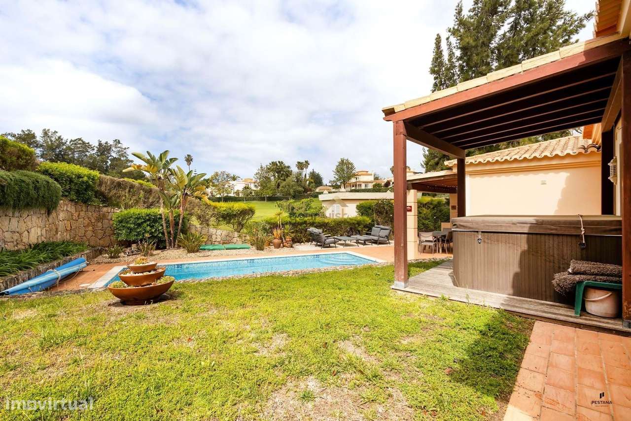 Moradia T4 com piscina, único piso,  com acesso direto ao exclusivo Ca-25