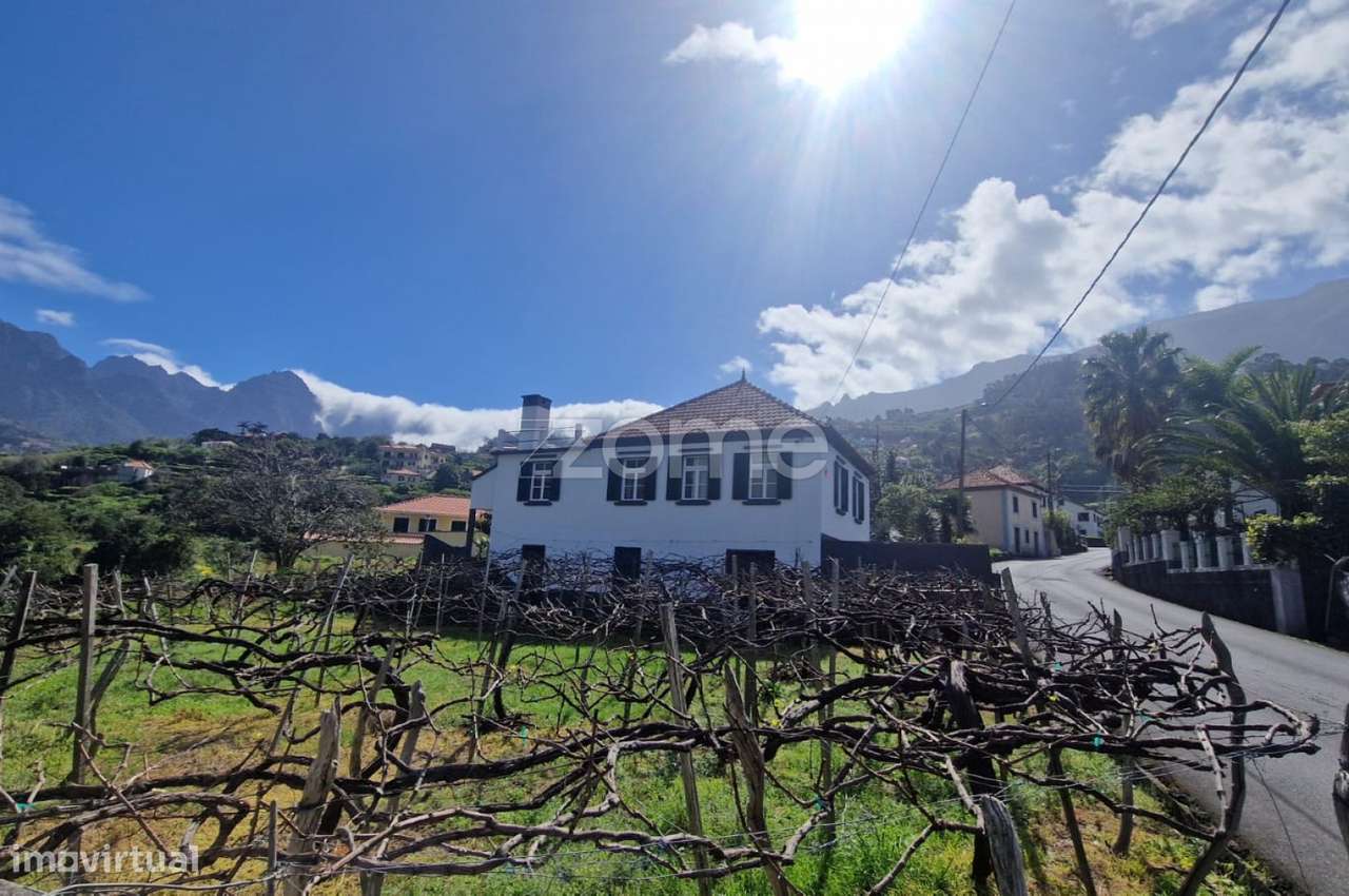 Moradia T4 Estilo Madeirense com Terreno em São Vicente - Grande imagem: 1/17