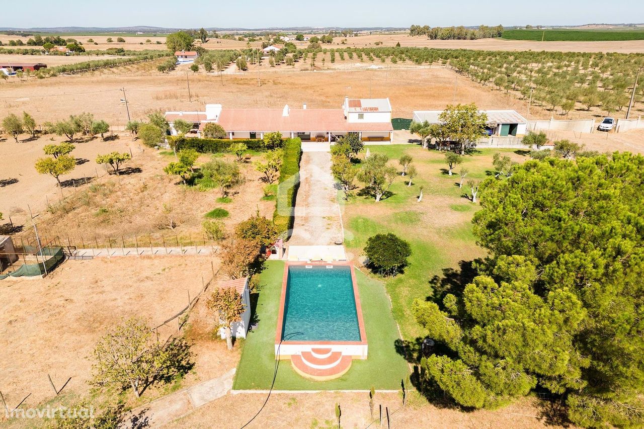 Quinta turística com 1ha e Moradia T5+1 | Viana do Alentejo