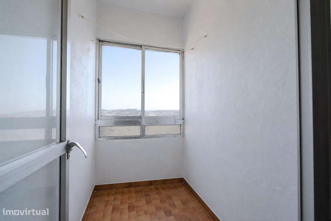 T2 com Vista Desafogada e Arrecadação | Santo António dos...-17