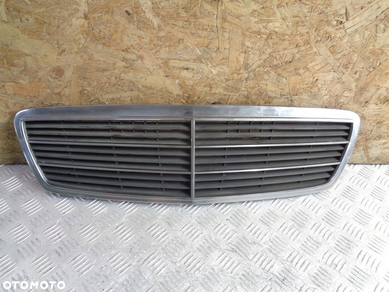 ATRAPA CHŁODNICY GRILL CHROM MERCEDES C-KLASA W203 00- - 1