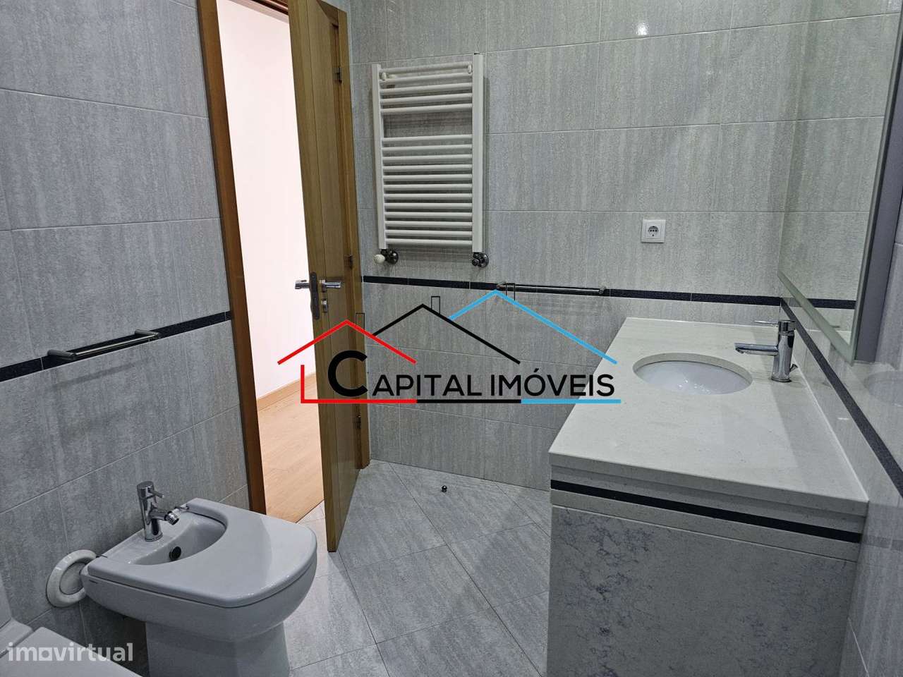 T3 com 4 Parqueamentos e Vista Desafogada-22