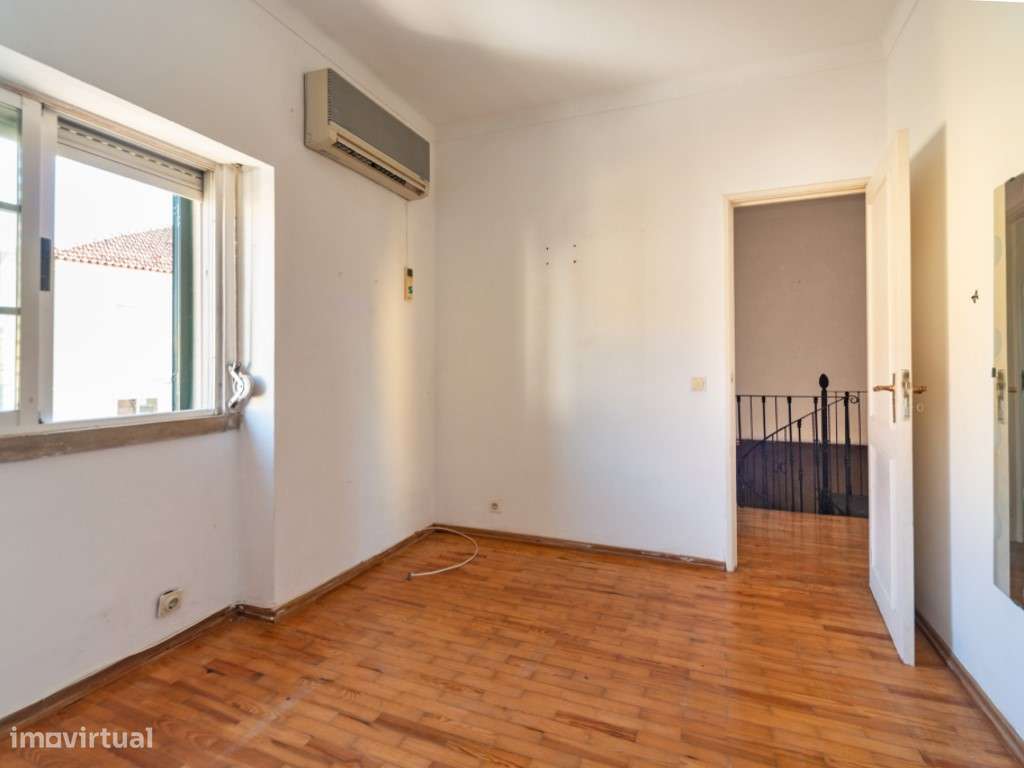 Moradia geminada de esquina em Caselas, com jardim e projecto aprovado-22