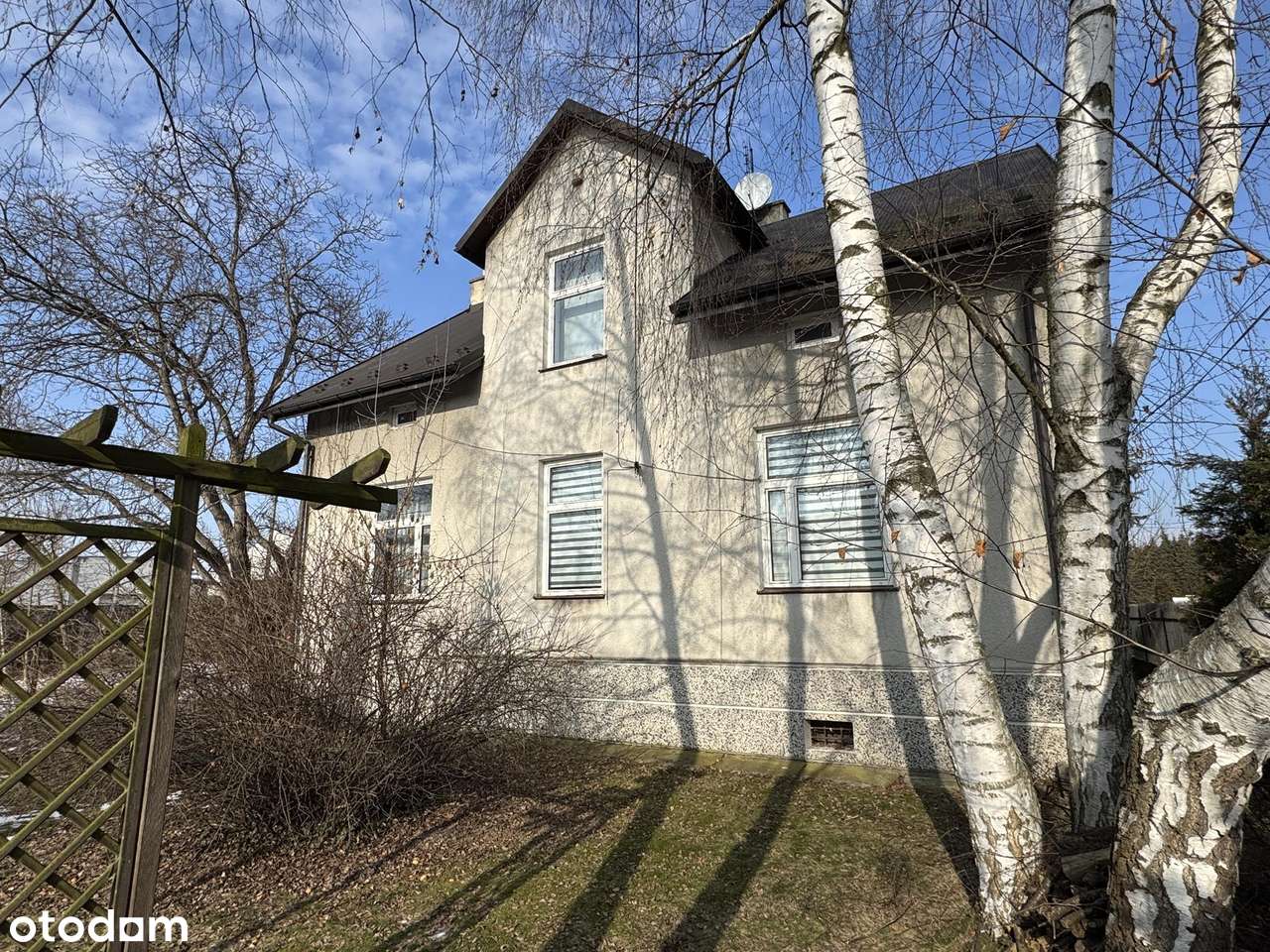 Przestronny dom z użytkowym poddaszem i garażem-0