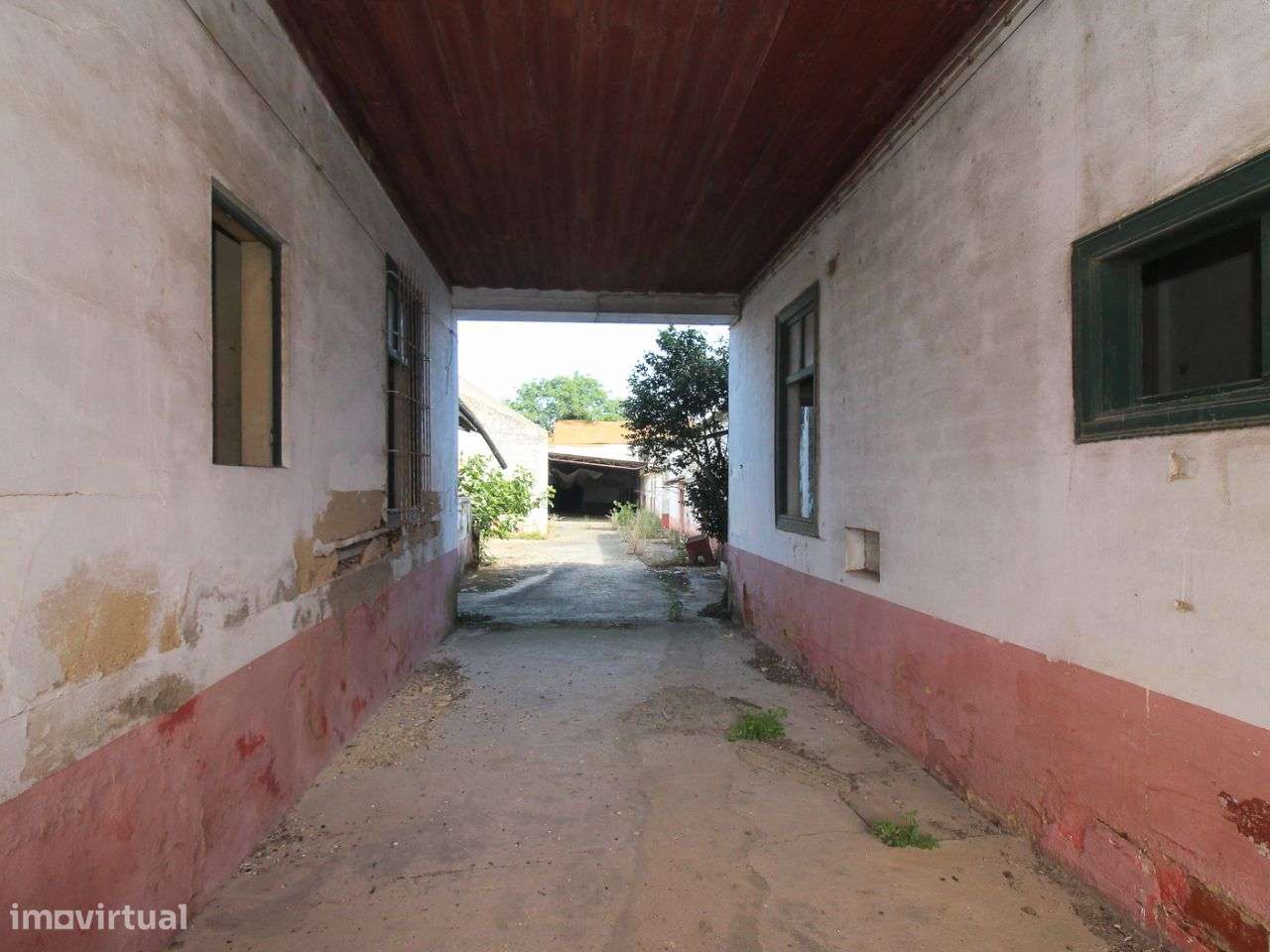 Moradia com páteo e dependências - Grande imagem: 2/20