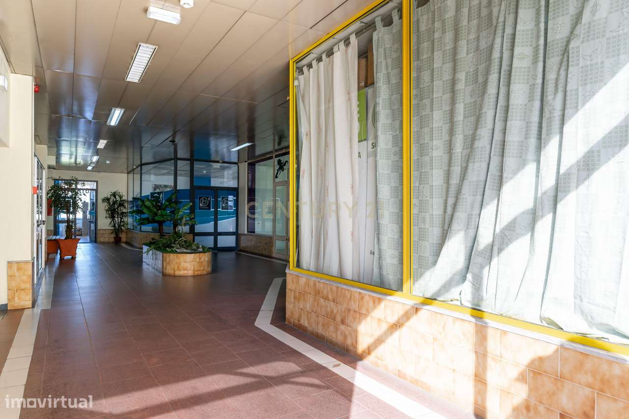 Loja no Centro Comercial da Amora - Grande imagem: 2/9