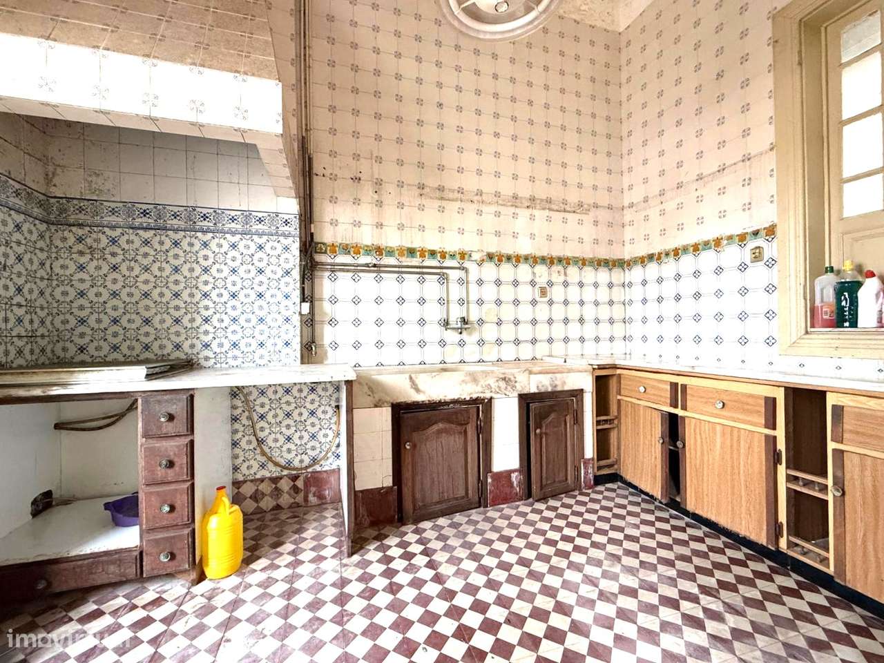 Moradia de Traça Apalaçada com Lojas  no Centro Histórico de Ovar-36