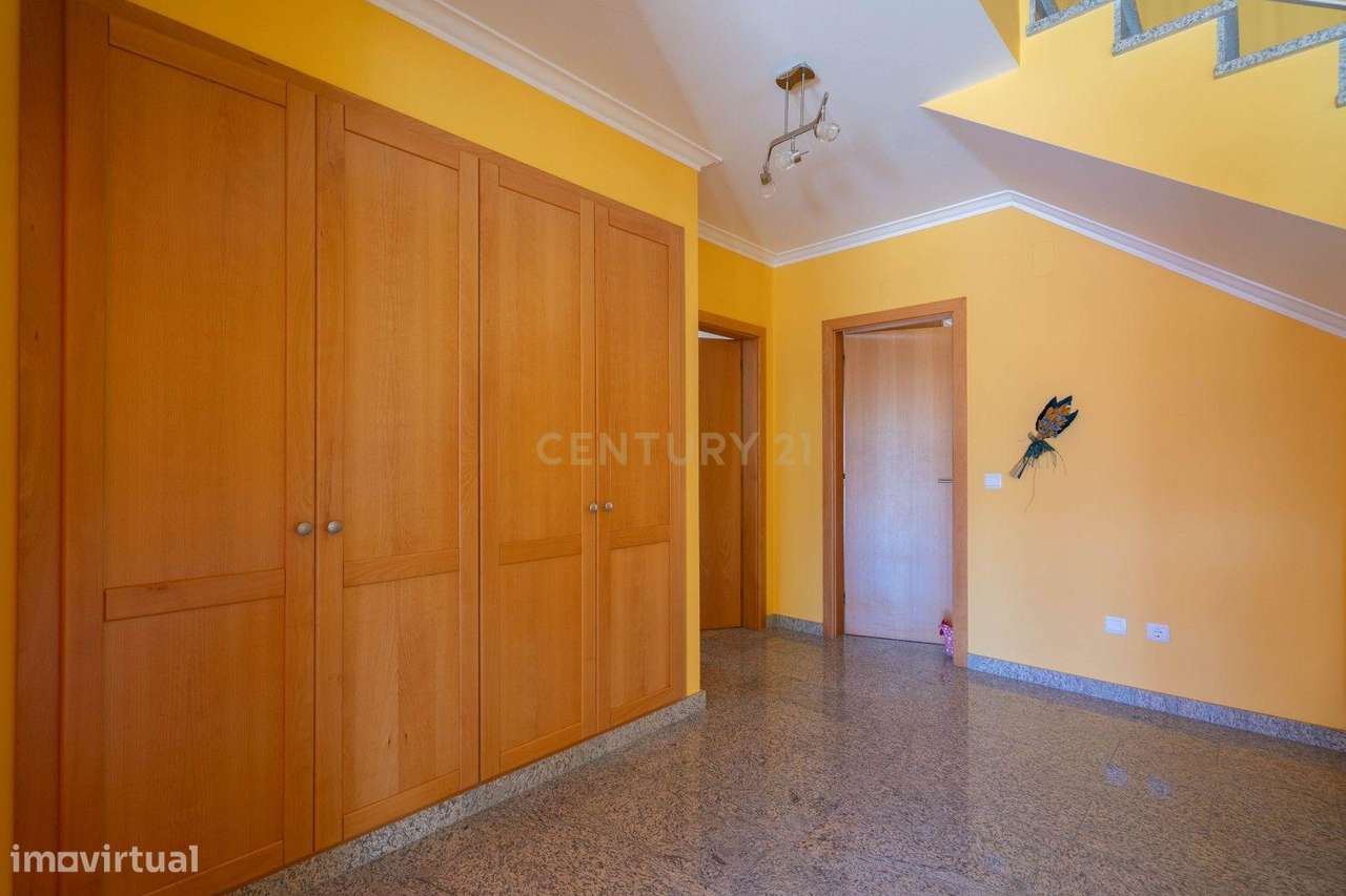 Moradia T3 - C/ espaço exterior e piscina-14