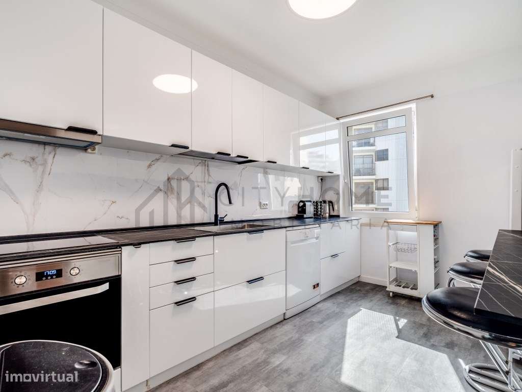 Apartamento T3 Duplex Renovado com Vista Mar-9