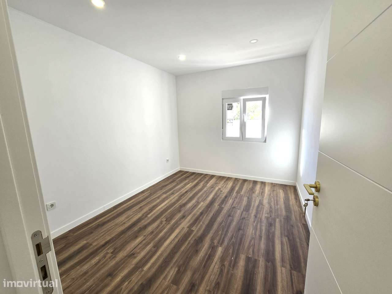 Fantástica Moradia T2 Totalmente Renovada, Independente em Setúbal-9