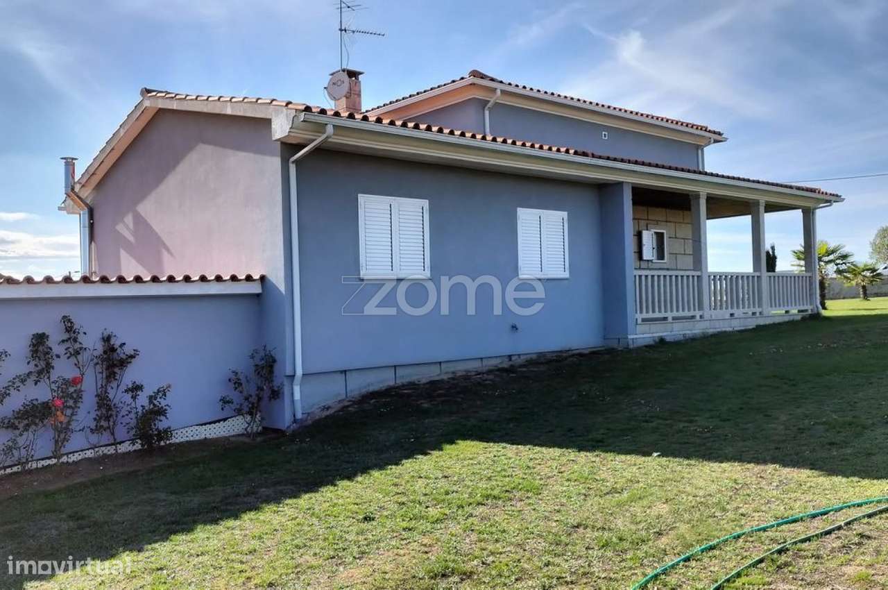 Moradia seminova com terreno e anexos - Grande imagem: 4/29