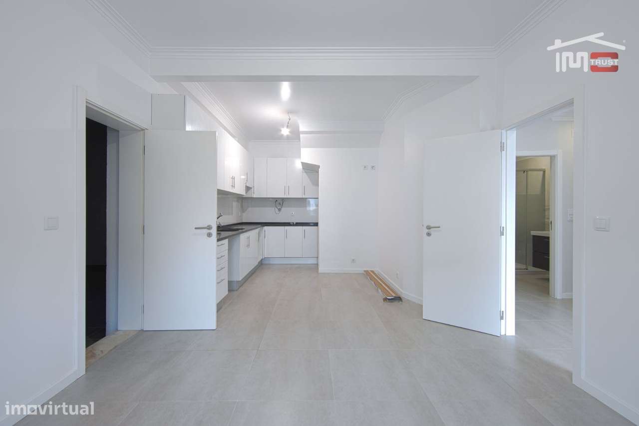 Moradia T4 de Excelência com Box para 4 Viaturas e Ótimos Acessos-8