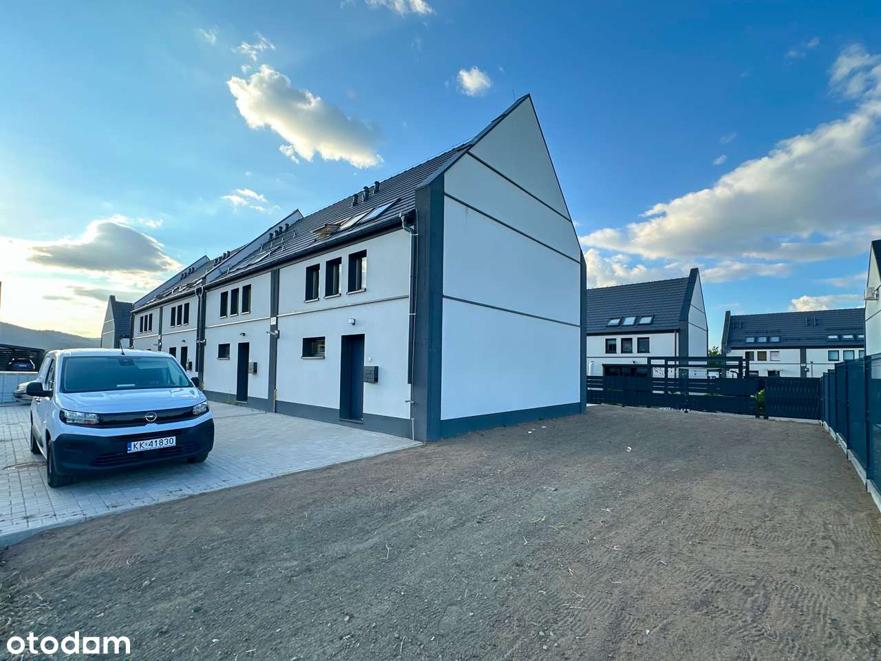 Skrajny segment 78,2 mr z ogrodem 254 m² – gotowy do zamieszkania