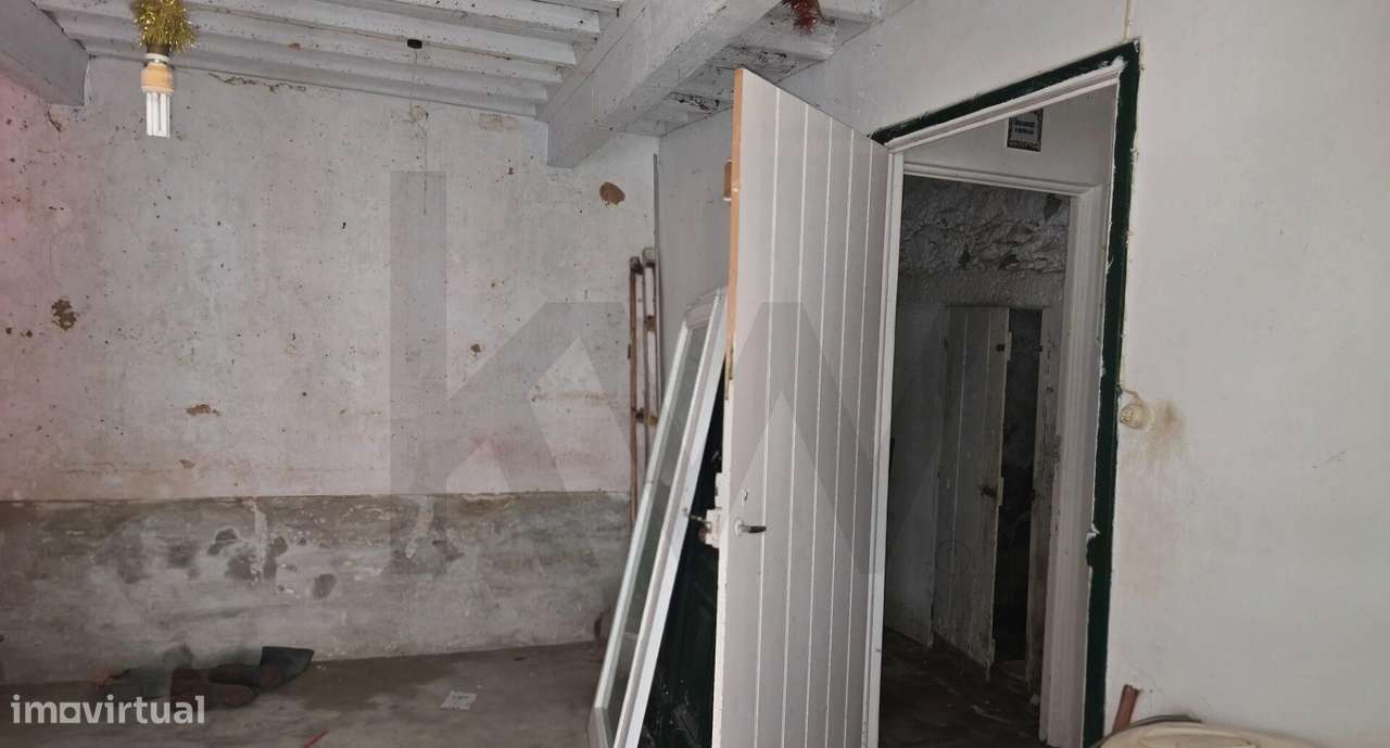 Moradia T3 de 3 Pisos no Centro da Ribeira Grande com Quintal-11