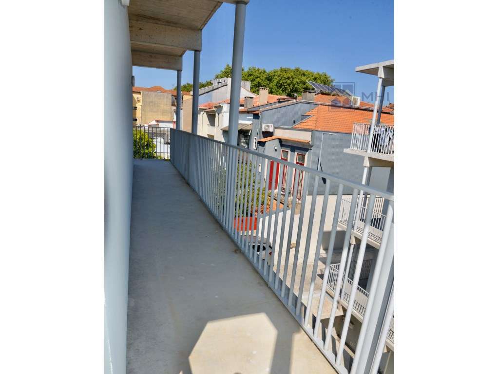 T0 +1 Novo com Varanda e Garagem e excelentes vista à Rua do Bonjar...-33