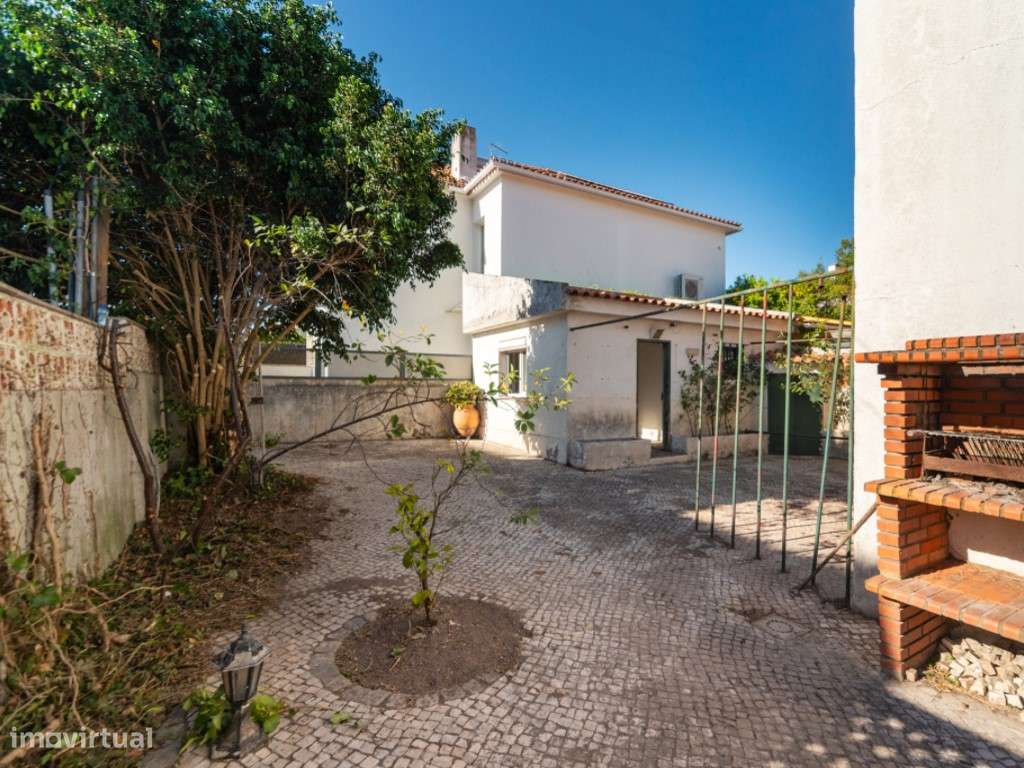 Moradia geminada de esquina em Caselas, com jardim e projecto aprovado-11