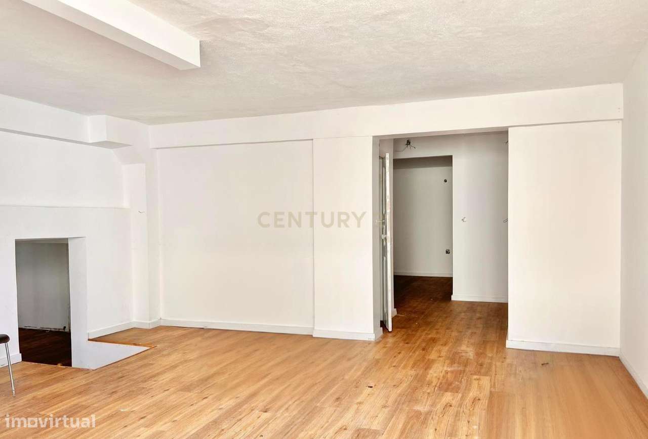 Venda conjunta de apartamento e dois armazéns em Caneças (Ponte da Bic-14