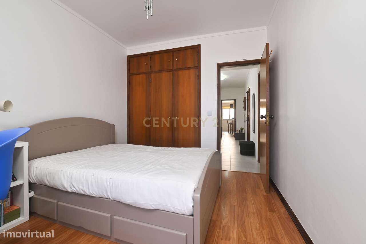 Apartamento T3 semi-remodelado, luminoso e pronto a habitar, na Rincho-14