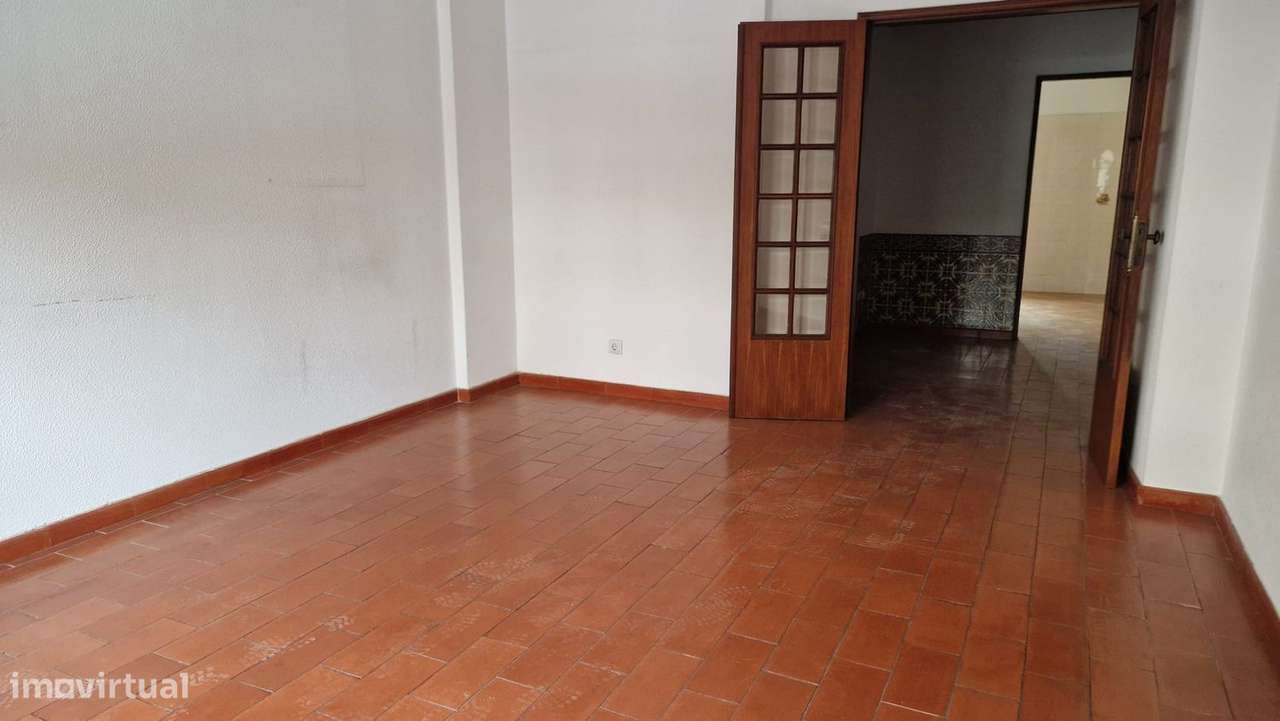 T4 Com Excelentes áreas - Situado em zona tranquila-6