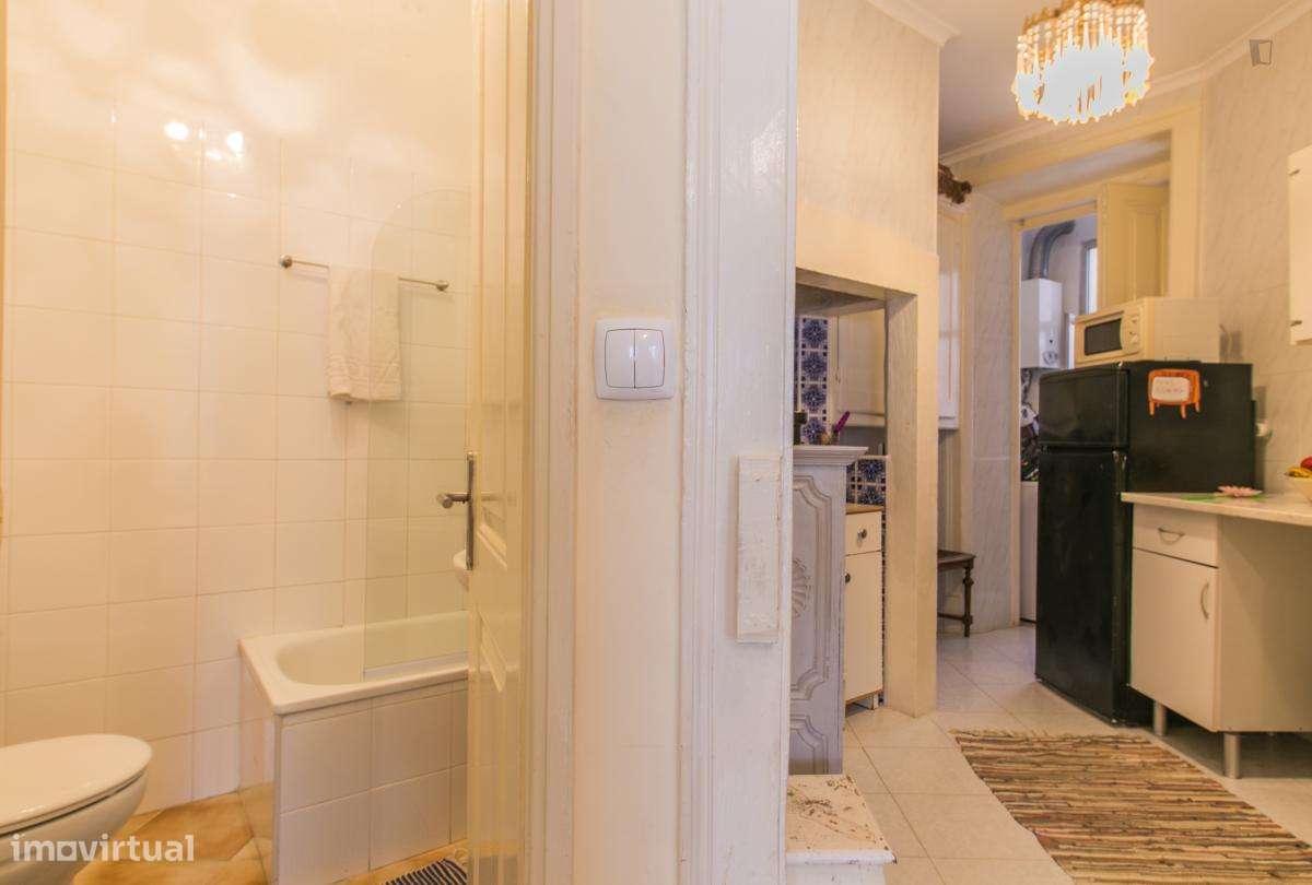 Quarto - localizado em Intendente Lisbon - Grande imagem: 2/10