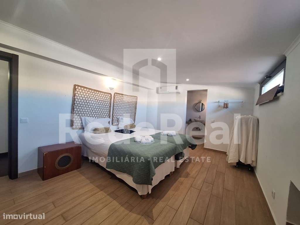 Moradia T3 + 1 com Boas Áreas em Lote de 300 m² - Centro de Albufeira-9