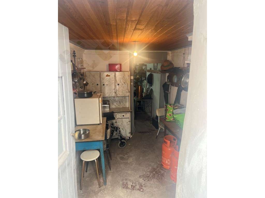 Moradia frente Monsanto, Excelente oportunidade, T2, por recuperar!-14