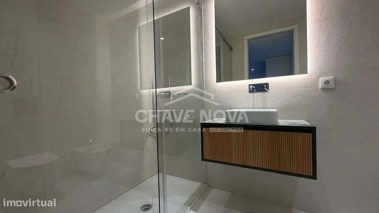 Apartamento T2 com garagem e varanda em Gaia-8
