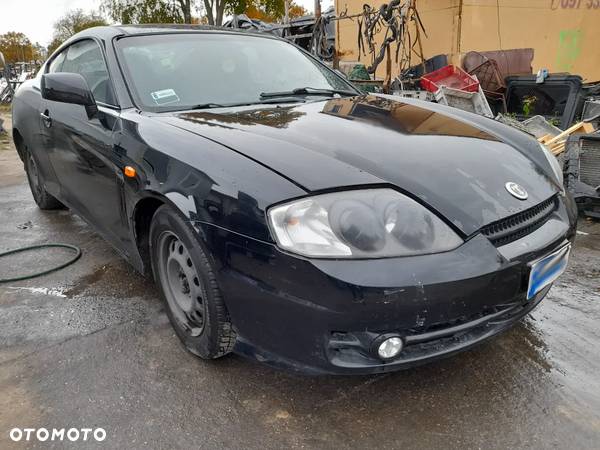 SKRZYNIA BIEGÓW ozn. GJ93 Cechy produktu:  Stan: widoczny na zdjęciach, pochodzi z demontażu Dane pojazdu:  Marka: HYUNDAI Model: COUPE II (GK) Pojemność silnika: 2.0 139KM 102kW Oznaczenie silnika: G4GC Oznaczenie skrzyni: GJ93 (J118962945) Rodzaj skrzyni: MANUALNA 5-BIEGOWA - 17