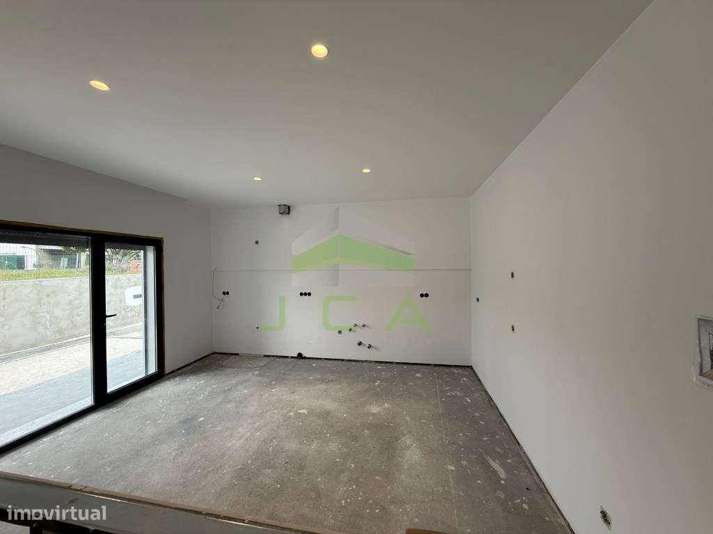 Moradia V3 nova com jardim, na zona dos Pousos-10