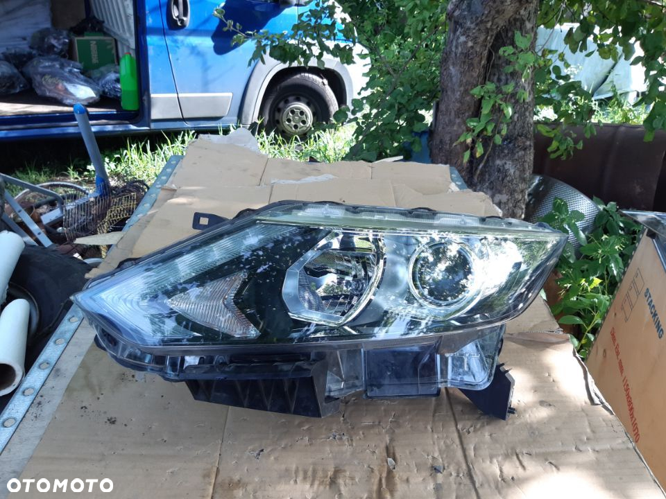 lampa przednia lewa Nissan Qashqai II Zwykła LED 2013-2017 lampa lewy przód Nissan Qashqai II 2014 - 2