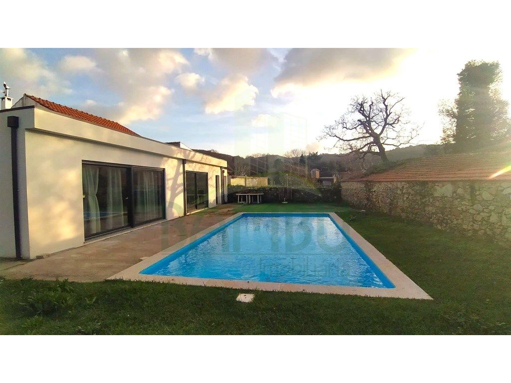 Moradia T3, Renovada com jardim e piscina em Moledo!