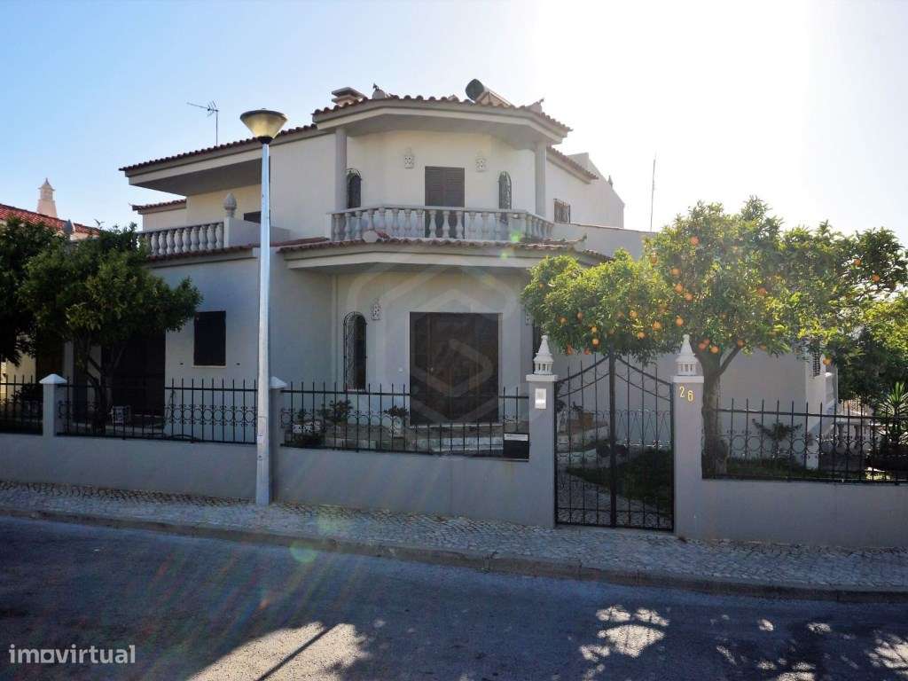 Moradia V4 a pouco minutos do centro da cidade de Loulé, Algarve - Grande imagem: 4/38