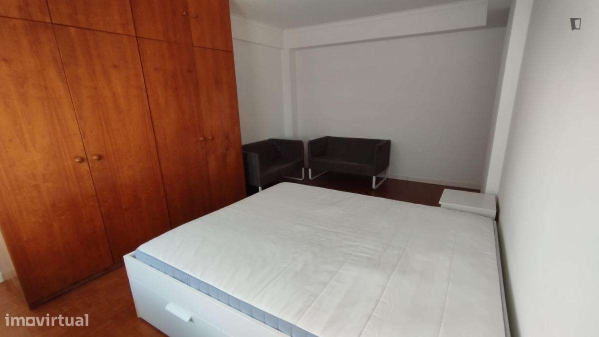 Quarto - localizado em Linda-a-Velha Lisbon - Grande imagem: 3/4