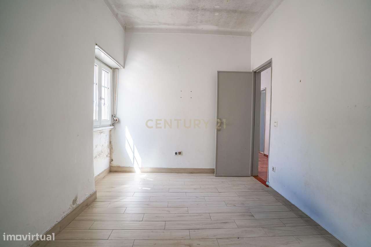 Propriedade composta por prédio, moradia e terreno em Salir do Porto-38