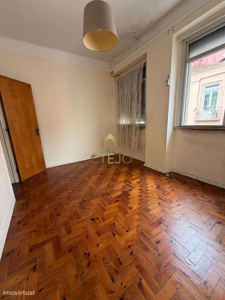 Apartamento T3 com vistas urbanas em Penha de França, Lisboa-2