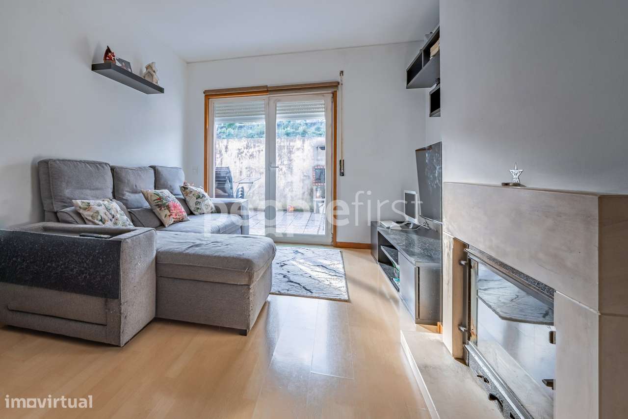 T2 com Terraço Privativo, Garagem e Arrumos-4