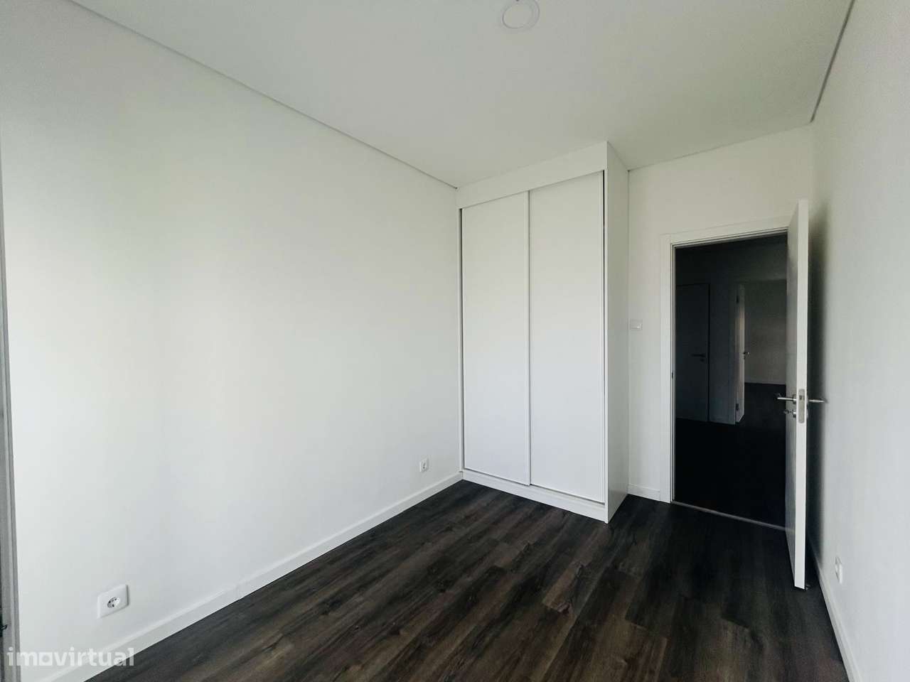 T2 Renovado no Rés do Chão com Varanda Fechada - Grande imagem: 5/9