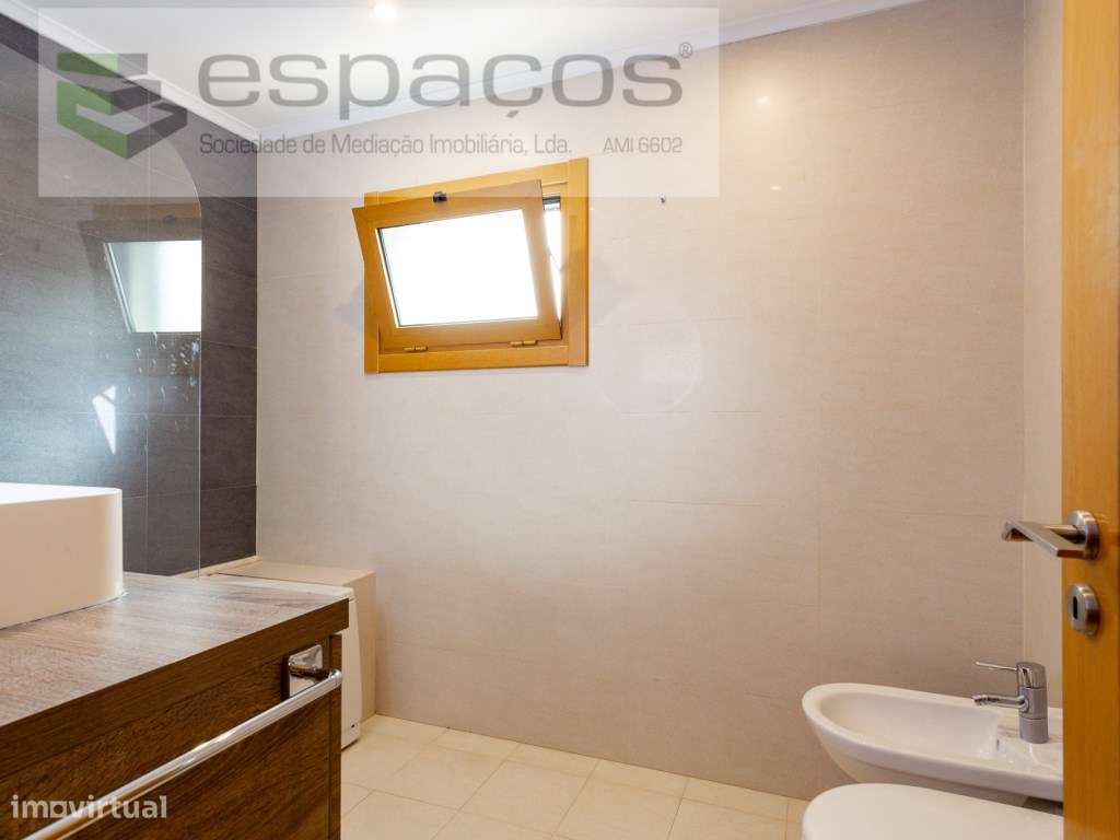 T3 Espaçoso na Parreirinha com Parqueamento e Vista Rio-24