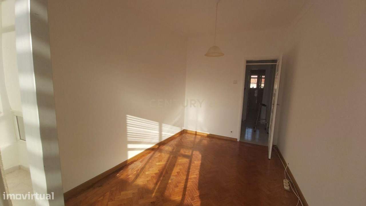 Apartamento T2 em Almada na Av. Nuno Alvares Pereira.-10