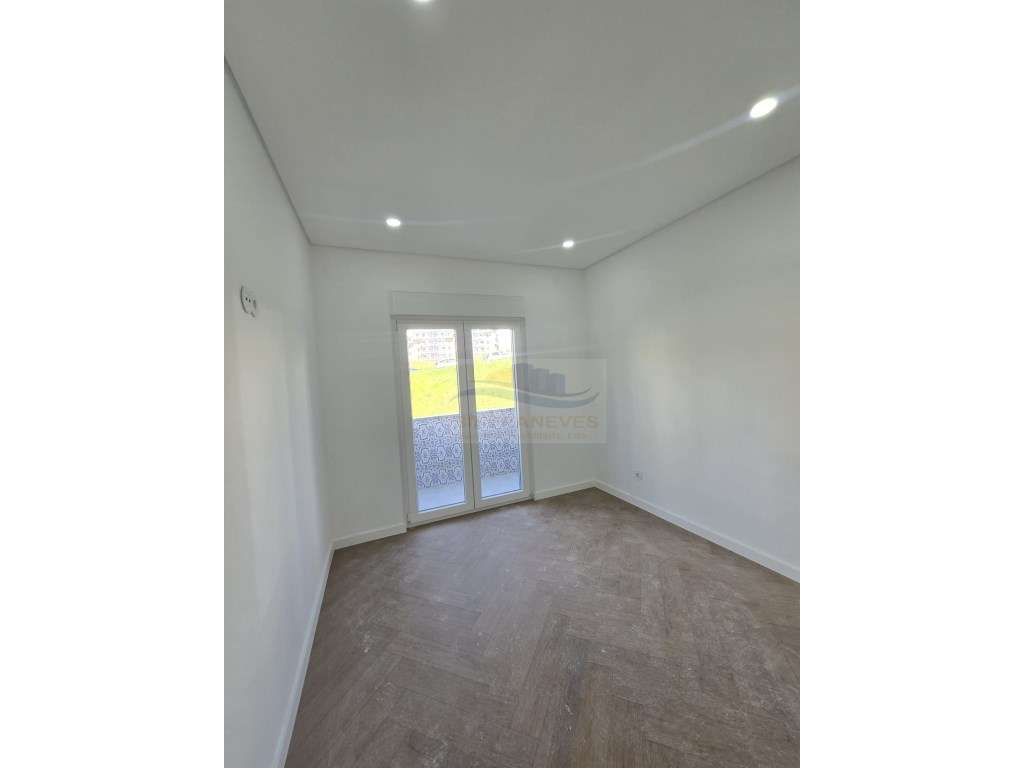 T3 Junto á Urbanização Vila Chã, com 2 WCS e Varandas - Totalmente ...-47