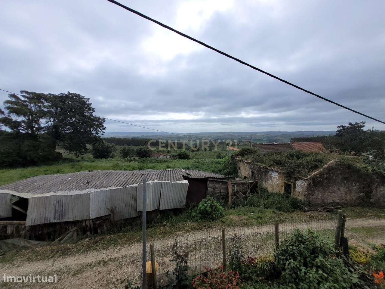 Moradia T2 isolada remodelada com jardim em Alenquer - Casais Brancos-16