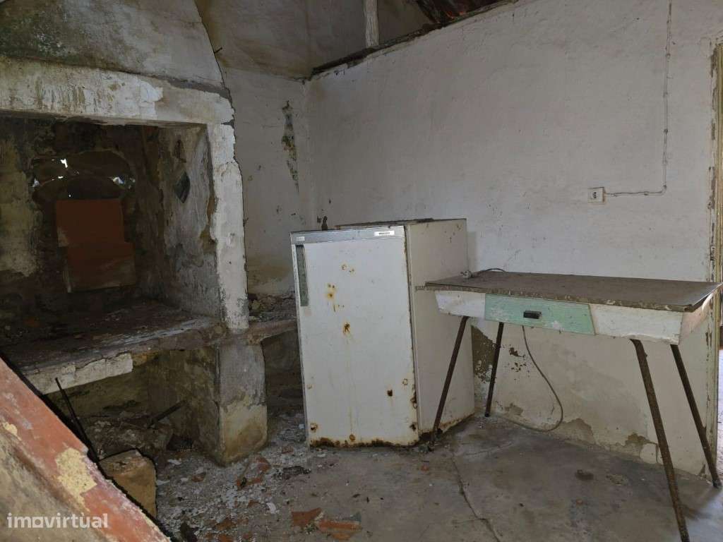 Moradia T3 com terraço, terreno e arrecadação para remodelar, Folgo...-15