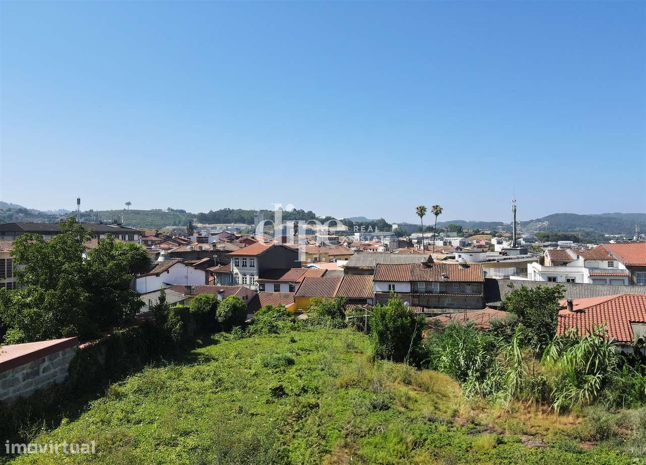Lote de terreno num condomínio privado a 300m do Castelo de Guimarães. - Grande imagem: 4/10