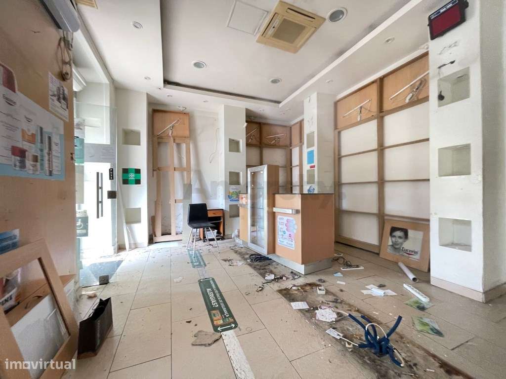 Prédio em Ruína em Pleno Coração de Queluz-4