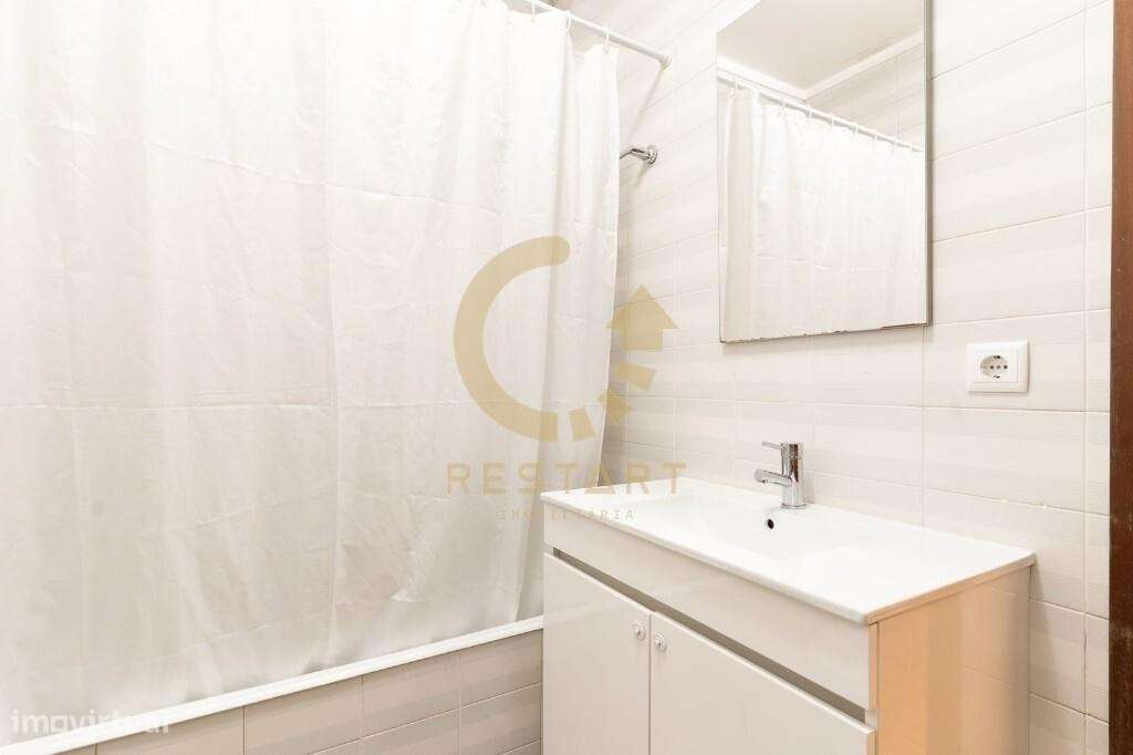T2 - Parcialmente Renovado - Localização Premium - Vila Nova de Gaia-11