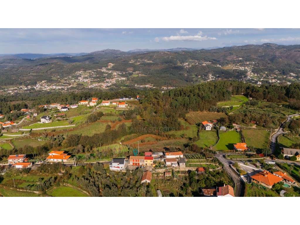 Terreno com Potencial para 1 ou 2 Habitações e excelente localização.-8