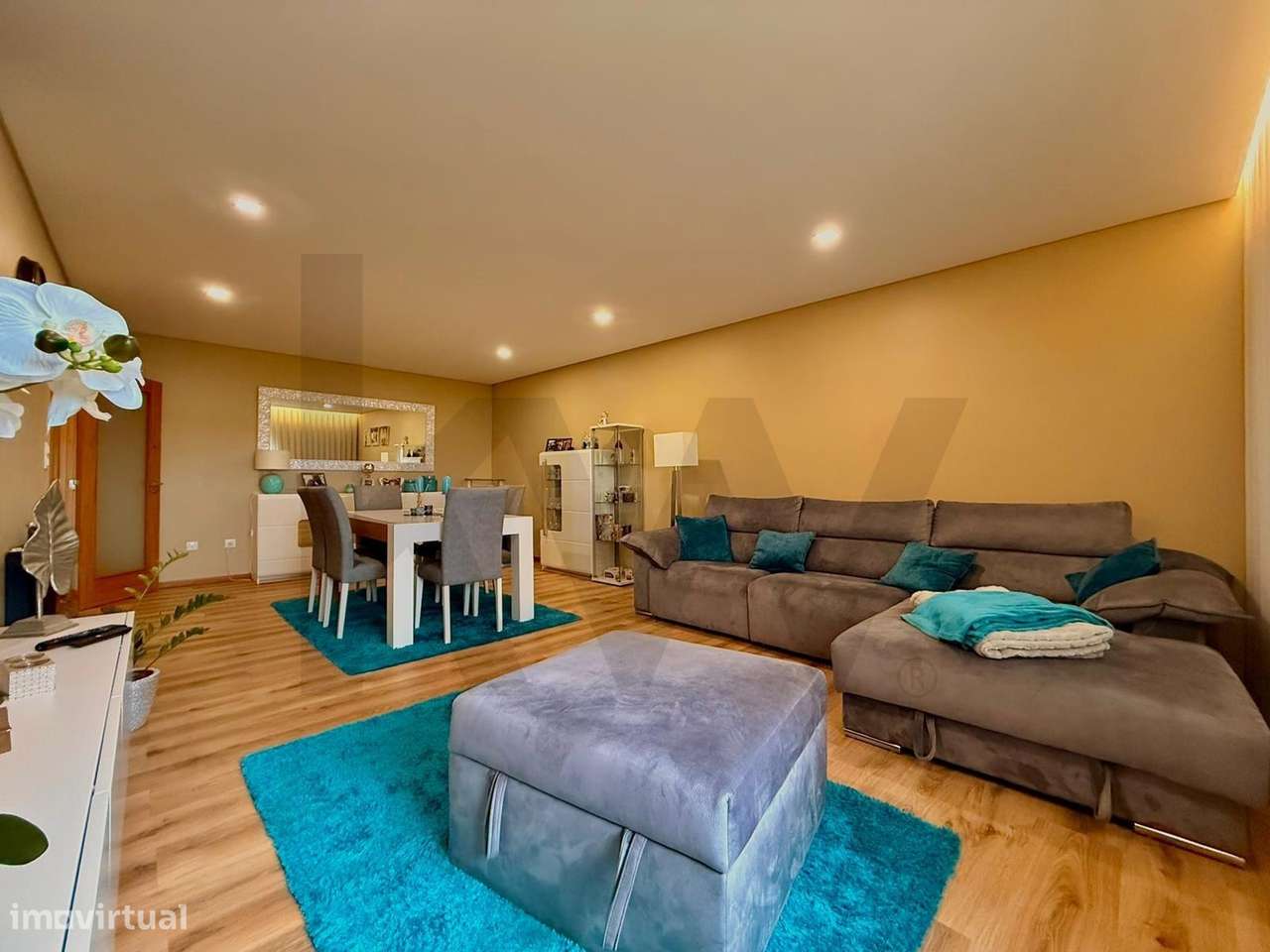 APARTAMENTO T3 RENOVADO, COM SUITE, ELEVADOR, PRÉDIO COM JARDIM E CHUR - Grande imagem: 2/34