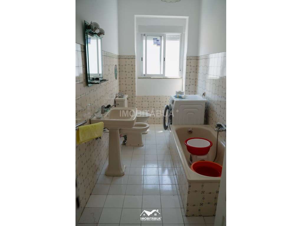 Espaço comercial com habitação T5 no centro da vila-8