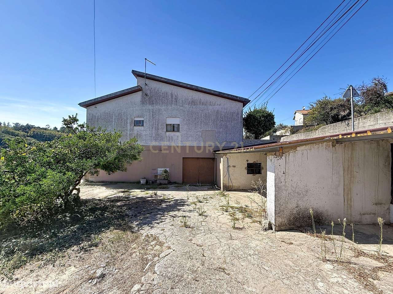 Moradia Espaçosa com 5 Quartos, Garagem Dupla e Vistas Deslumbrantes s-56